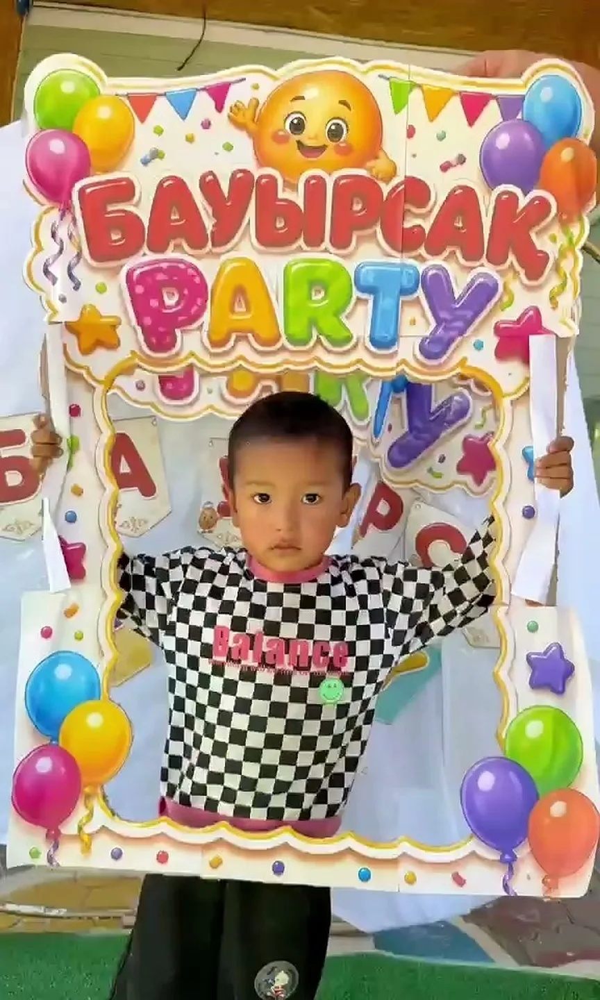 Мальчик в фотозоне «Бауырсақ party»