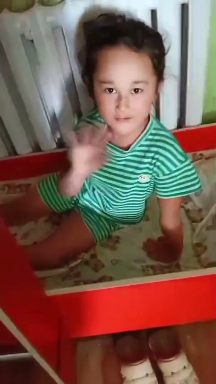 Девочка машет рукой после сна