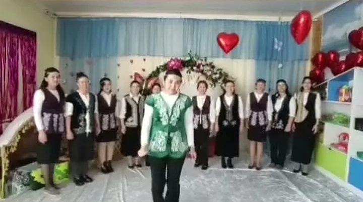 Сотрудники сада в национальной одежде